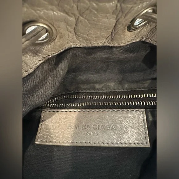 BALENCIAGA ash gray bucket tote with leather studding - Picture 4 of 4